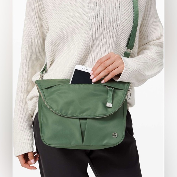 NWT Athleisure Vacation Minimalist Lululemon All Night Festival Bag 5L - Picture 4 of 17